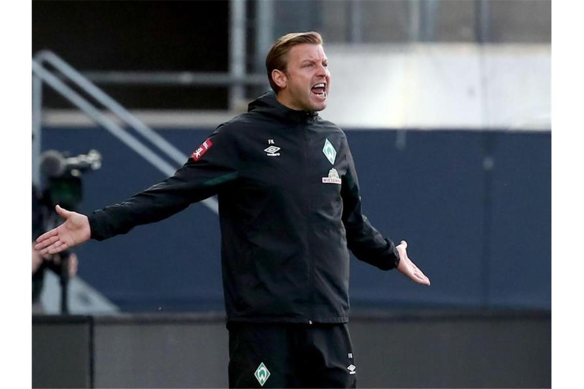Bremens Trainer Florian Kohfeldt gestikuliert am Spielfeldrand. Foto: Tom Weller/dpa