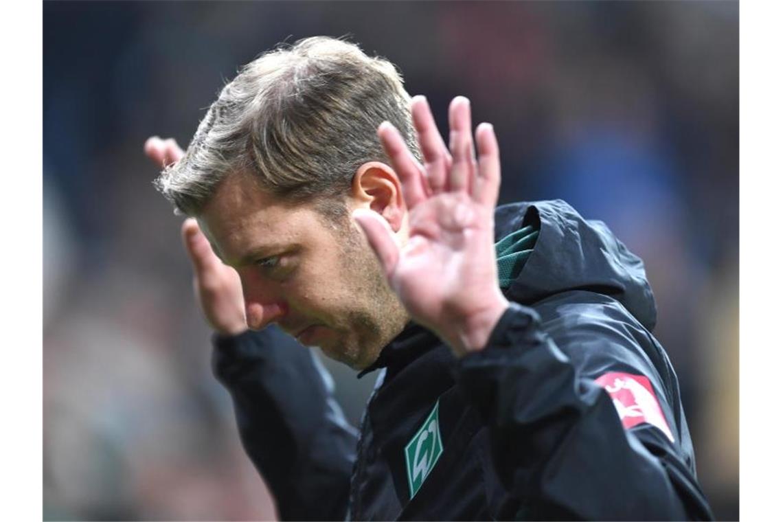 Bremens Trainer Florian Kohfeldt muss auf die Partie gegen Eintracht Frankfurt noch etwas warten. Foto: Carmen Jaspersen/dpa