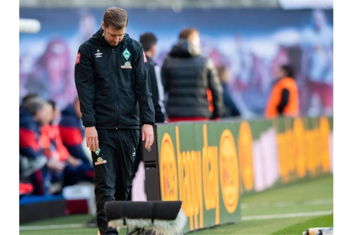 Werder hoffnungslos unterlegen - aber Kohfeldt bleibt Bremens Trainer Florian Kohfeldt war nach der Niederlage in Leipzig bedient. Foto: Robert Michael/dpa
