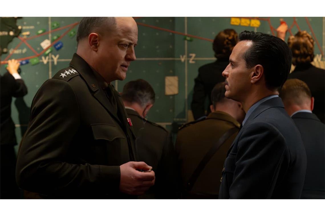 Brendan Fraser als General Dwight D. Eisenhower (li.) und Andrew Scott als James Stagg in einer Szene des Films „Pressure“