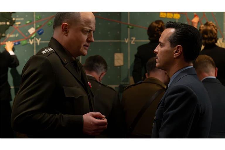 Brendan Fraser als General Dwight D. Eisenhower (li.) und Andrew Scott als James Stagg in einer Szene des Films „Pressure“