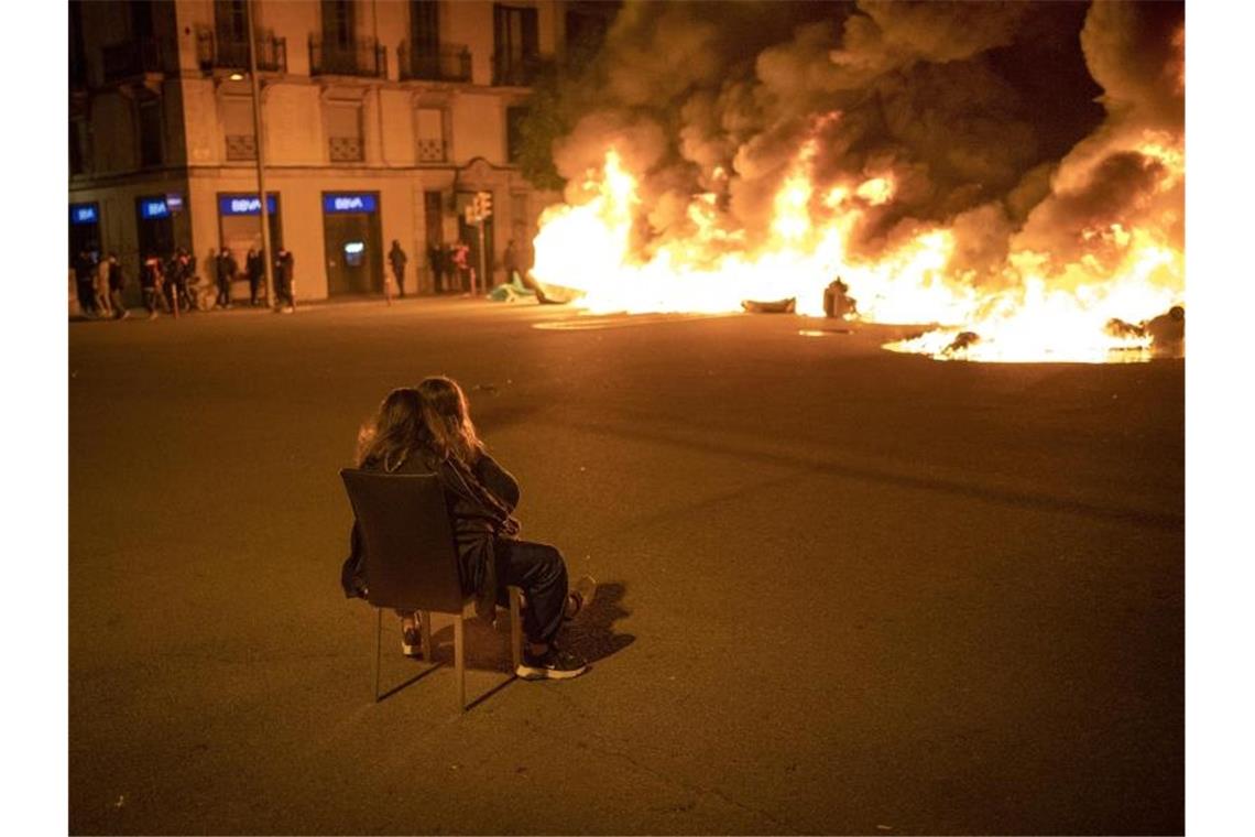 Brennende Barrikaden in Barcelona. Foto: Emilio Morenatti/AP/dpa