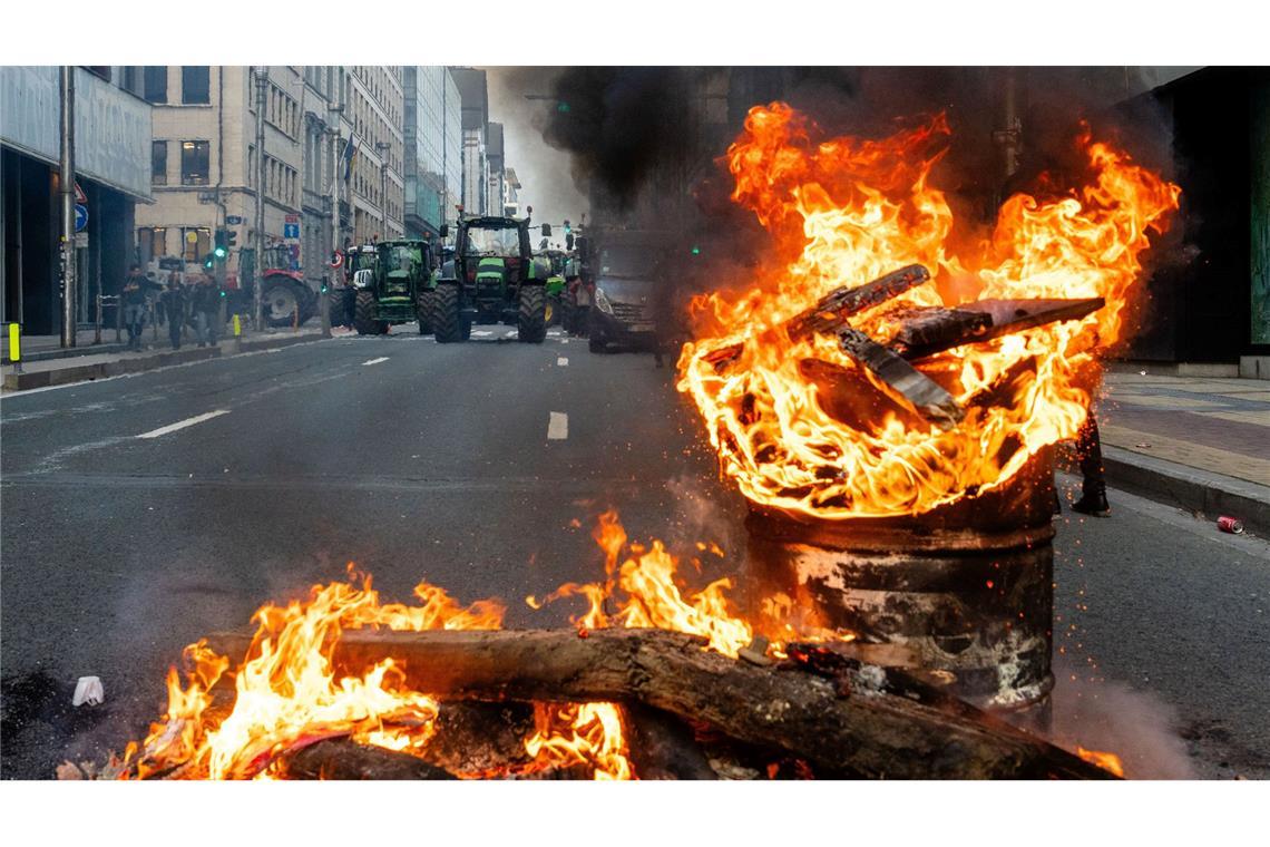 Brennende Barrikaden in Brüssel.
