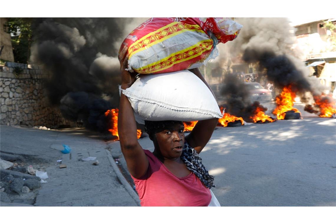 Brennende Barrikaden und Schüsse: Bewaffnete Banden haben die haitianische Hauptstadt Port-au-Prince im Griff. Bewohner sind in ihren Häusern gefangen - im sonst friedlichen Viertel Solino riefen Menschen Radiosender an und baten um Hilfe.