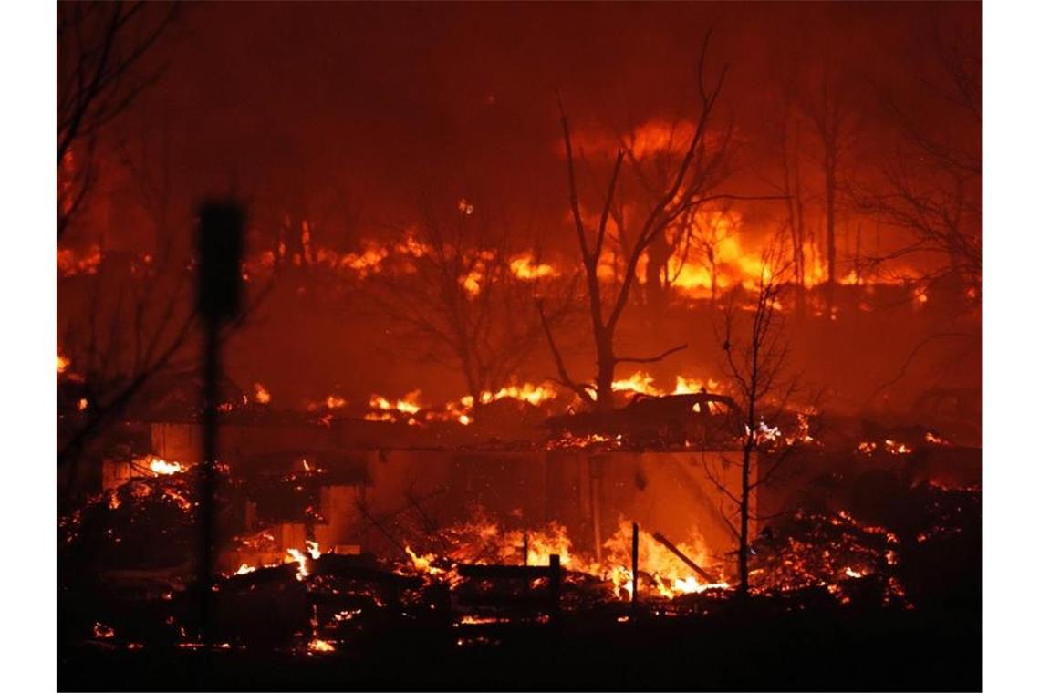 Tausende fliehen in Colorado vor Waldbränden Brennende Häuser in der Nähe von Broomfield, Colorado. Foto: David Zalubowski/AP/dpa