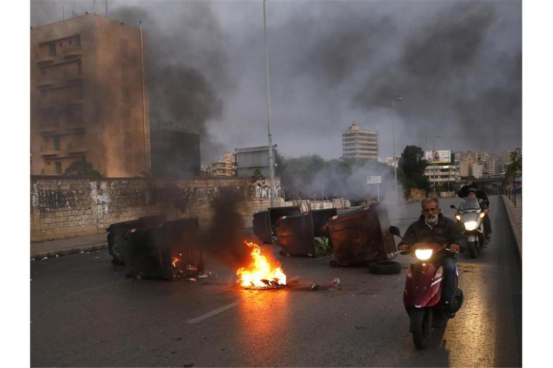 Brennende Mülltonnen in Beirut: Der Libanon kämpft mit großen wirtschaftlichen Problemen. Foto: Hussein Malla/AP/dpa