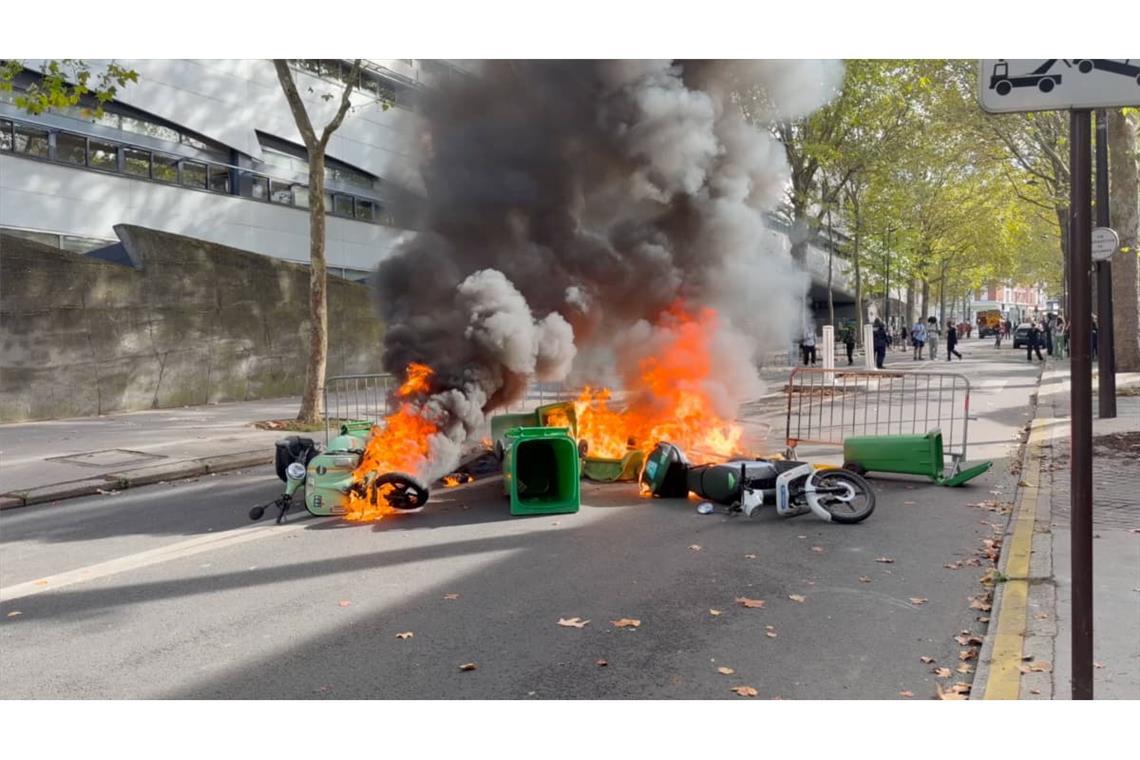 Brennende Mülltonnen in Paris nahe der Diderot vocational High School.