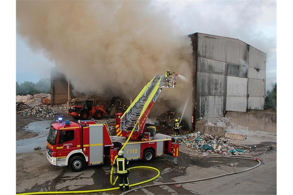 Brand in schwäbischer Recycling-Anlage Brennende Recyclinganlage in Schwaben. Foto: Mario Obeser