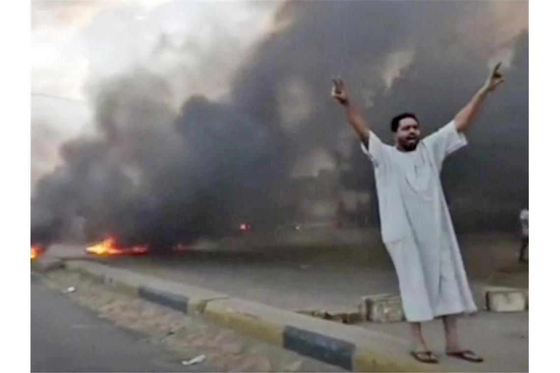 Sudan: Entmachteter Regierungschef in Militärgewahrsam Brennende Reifen auf den Straßen von Khartum. In der sudanesischen Hauptstadt wird gegen die Machtübernahme durch das Militär protestiert. Foto: Uncredited/New Sudan NNS/AP/dpa