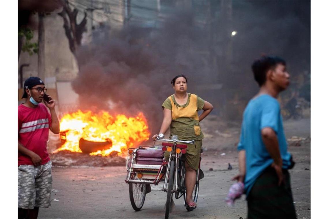 Kritik und Sanktionsforderungen nach Eskalation in Myanmar Brennende Reifen bei einer Demonstration in Yangon. Am Wochenende starben bei landesweiten Protesten mehr als 100 Menschen. Foto: Theint Mon Soe/SOPA Images via ZUMA Wire/dpa
