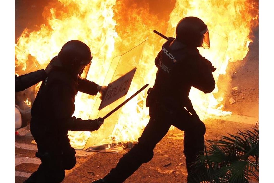 Nach neuer Krawallnacht in Katalonien: Madrid erhöht Druck Brennende Straßenbarrikade in Barcelona: Der Protest gegen die Haftstrafen für neun Separatistenführer wird gewalttätiger. Foto: Manu Fernandez/AP/dpa