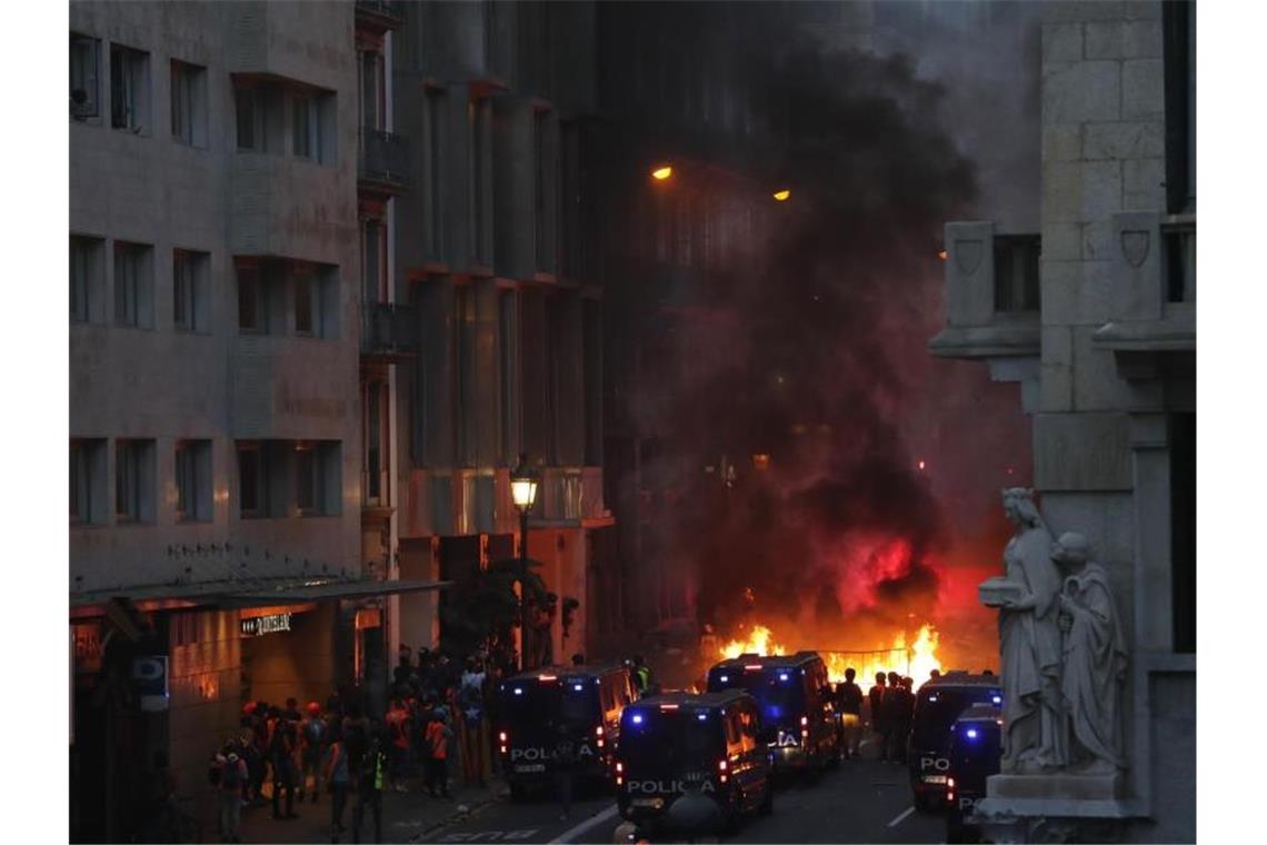 Brennende Straßenbarrikade in Barcelona: Neue schwere Unruhen haben den Unabhängigkeitskonflikt in Katalonien bedrohlich angeheizt. Foto: Manu Fernandez/AP/dpa