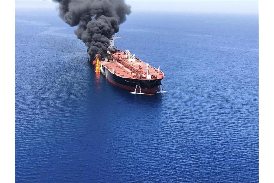 Iran lehnt Gespräche mit USA ab Brennender Öltanker „Front Altair“: Nach den Angriffen auf Schiffe im Golf von Oman eskalierte der Konflikt zwischen den USA und Iran weiter. Foto: Iranian Students' News Agency, ISNA/AP