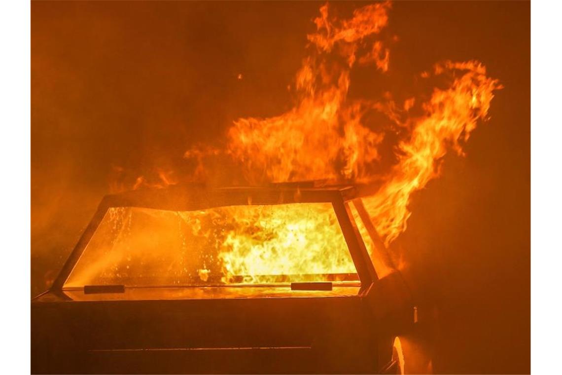 Mit Papier gefüllter Lastwagenanhänger brennt vollends aus