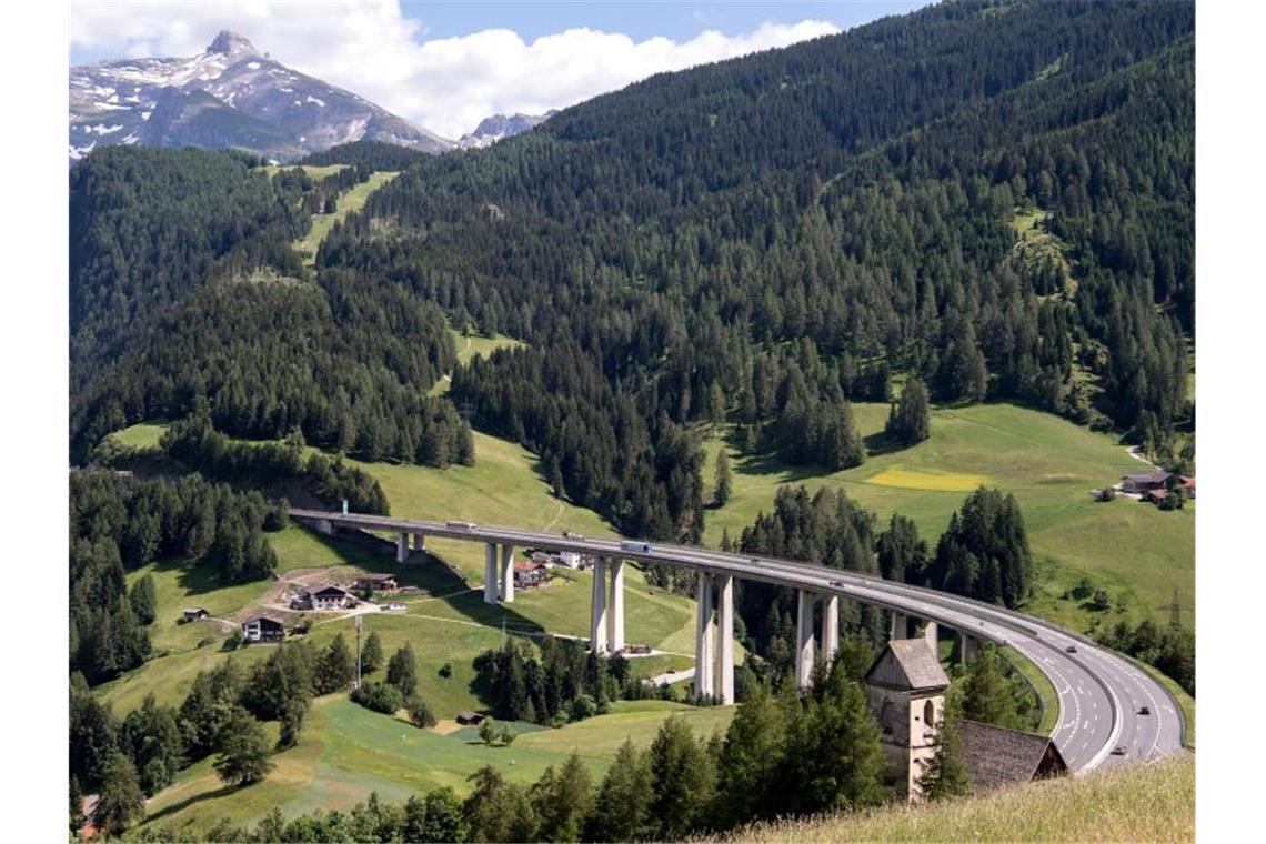 Bund will gegen Österreichs Fahrverbote klagen Brenner-Autobahn bei Gries: Die Tiroler Täler leiden seit vielen Jahren unter dem Transitverkehr. Foto: Sven Hoppe