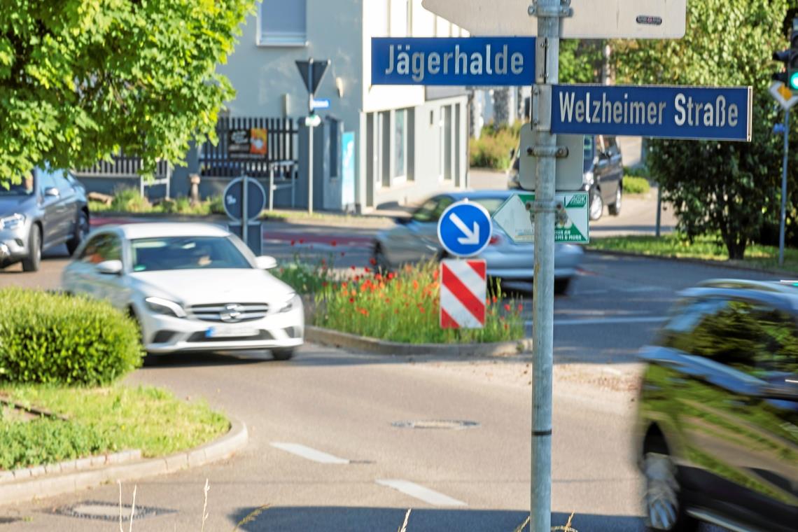 Brennpunkt in Unterweissach: Zwischen der Jägerhalde und der Lommatzscher Straße herrscht ein kompliziertes Verkehrsgeflecht. Foto: A. Becher