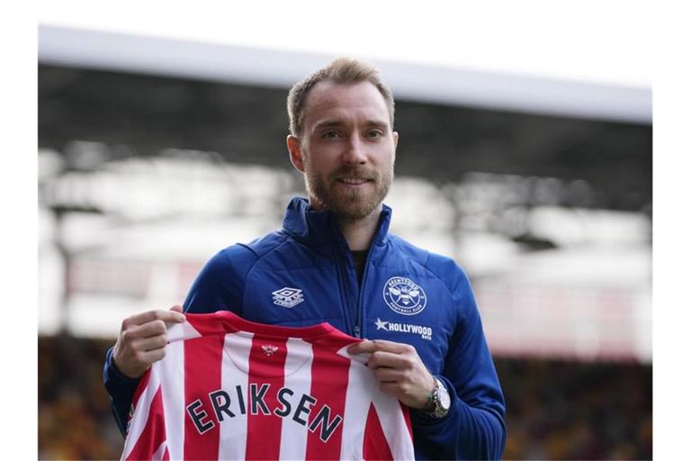 Brentfords dänischer Neuzugang Christian Eriksen hält bei seiner offiziellen Präsentation sein Trikot in den Händen. Foto: Matt Dunham/AP/dpa