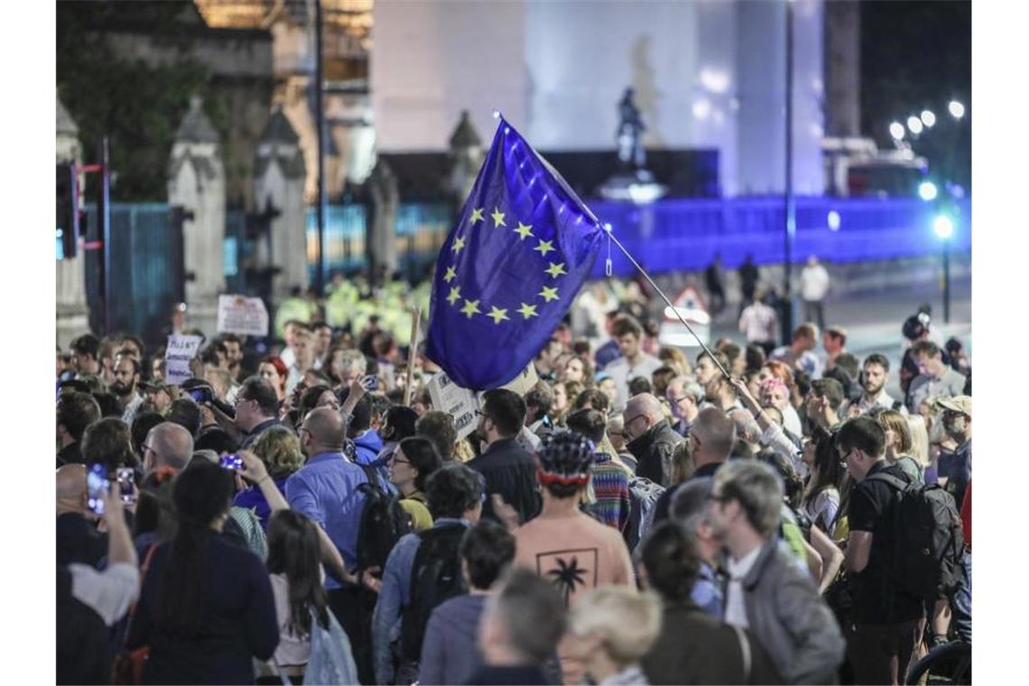 Brexit-Gegner protestieren vor dem Parlament in London. Foto: Vudi Xhymshiti/AP