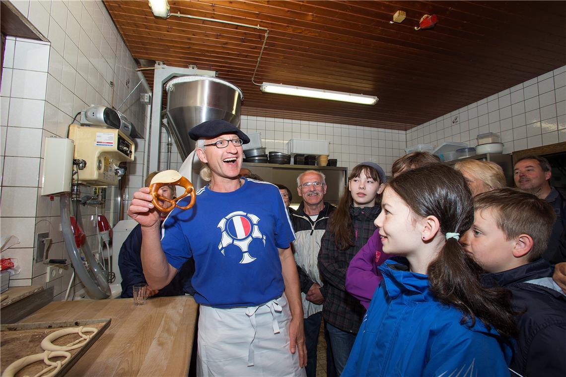 Brezeln backen bei Bäcker Heinz Stark war eine von vielen Stationen bei der Entdeckertour durch die Gemeinde im Rahmen des 25-Jahr-Partnerschaftsjubiläumsfests. Foto: Jörg Fiedler