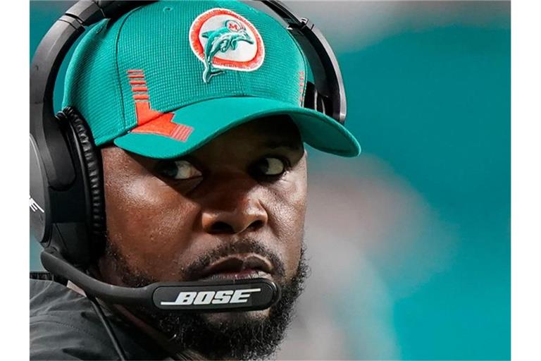 Brian Flores, ehemaliger Cheftrainer der Miami Dolphins, klagt gegen die Diskrimierung in der NFL. Foto: Wilfredo Lee/AP/dpa