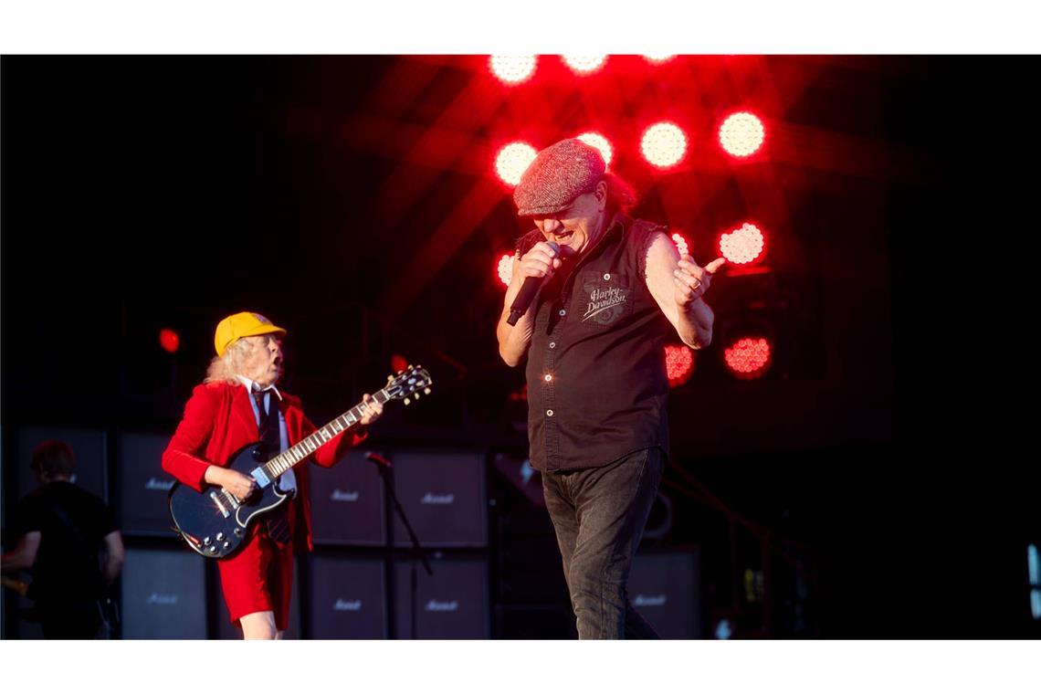 Fans feiern Kult-Rocker – Abreise endet im Chaos Brian Johnson (rechts) und Angus Young auf der Bühne in Karlsruhe.
