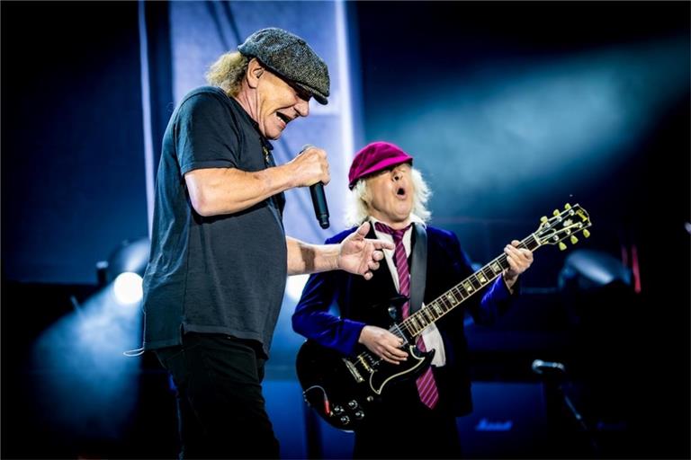 Brian Johnson und Angus Young stehen auch im stolzen Alter von 77 bzw. 70 Jahren noch auf der Bühne.