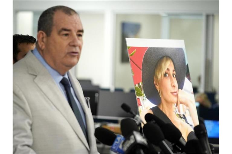 Brian Panish (l), ein Anwalt der Familie Hutchins. Knapp vier Monate nach dem Tod von Halyna Hutchins haben die Angehörigen der Kamerafrau Klage eingereicht. Foto: Chris Pizzello/AP/dpa