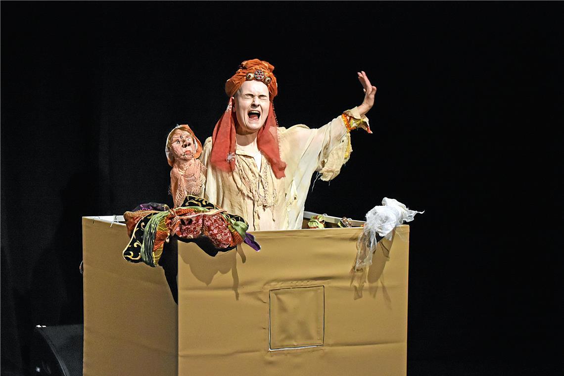 Aufklärung aus der Box Bridge Markland verwandelt sich in der Box in die unterschiedlichen Figuren, die in dem Theaterstück „Nathan der Weise“ vorkommen. Foto: Tobias Sellmaier