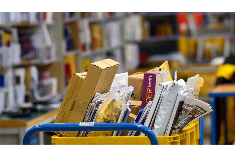 Briefe und Päckchen liegen in einem Zustellstützpunkt der Post - zuletzt transportierte der Postdienstleister mehr Briefe als gedacht. (Archivbild)