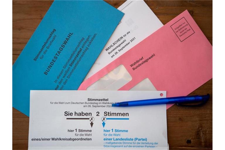 Briefwahlunterlagen für die Bundestagswahl 2021 mit Stimmzettel und Stimmzettelumschlag liegen auf einem Tisch. Foto: Sven Hoppe/dpa/Archivbild
