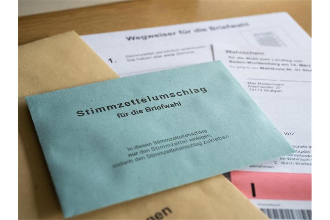 Experte: Mindestens jeder Zweite wird per Brief wählen Briefwahlunterlagen liegen im Stuttgarter Rathaus. Foto: Sebastian Gollnow/dpa/Symbolbild