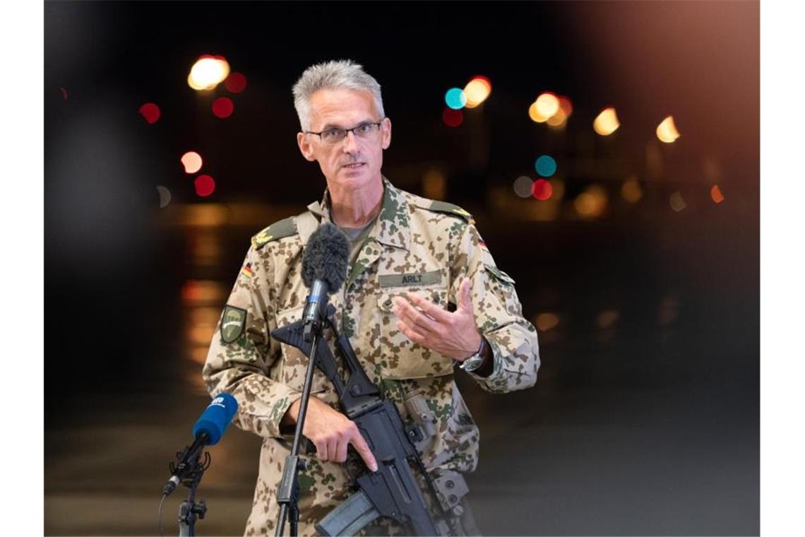 Brigadegeneral Jens Arlt, noch mit seinem Sturmgewehr bewaffnet, spricht über den Evakuierungseinsatz. Foto: Daniel Reinhardt/dpa