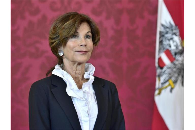 Brigitte Bierlein, Präsidentin des Verfassungsgerichtshofs, hört Bundespräsident Van Der Bellen zu, der sie zur neuen Kanzlerin erklärt. Foto: Hans Punz/APA