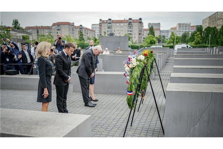 Brigitte Macron (l-r), Emmanuel Macron, Frank-Walter Steinmeier und Elke Büdenbender legen einen Kranz am Denkmal für ermordete Juden Europas nieder.