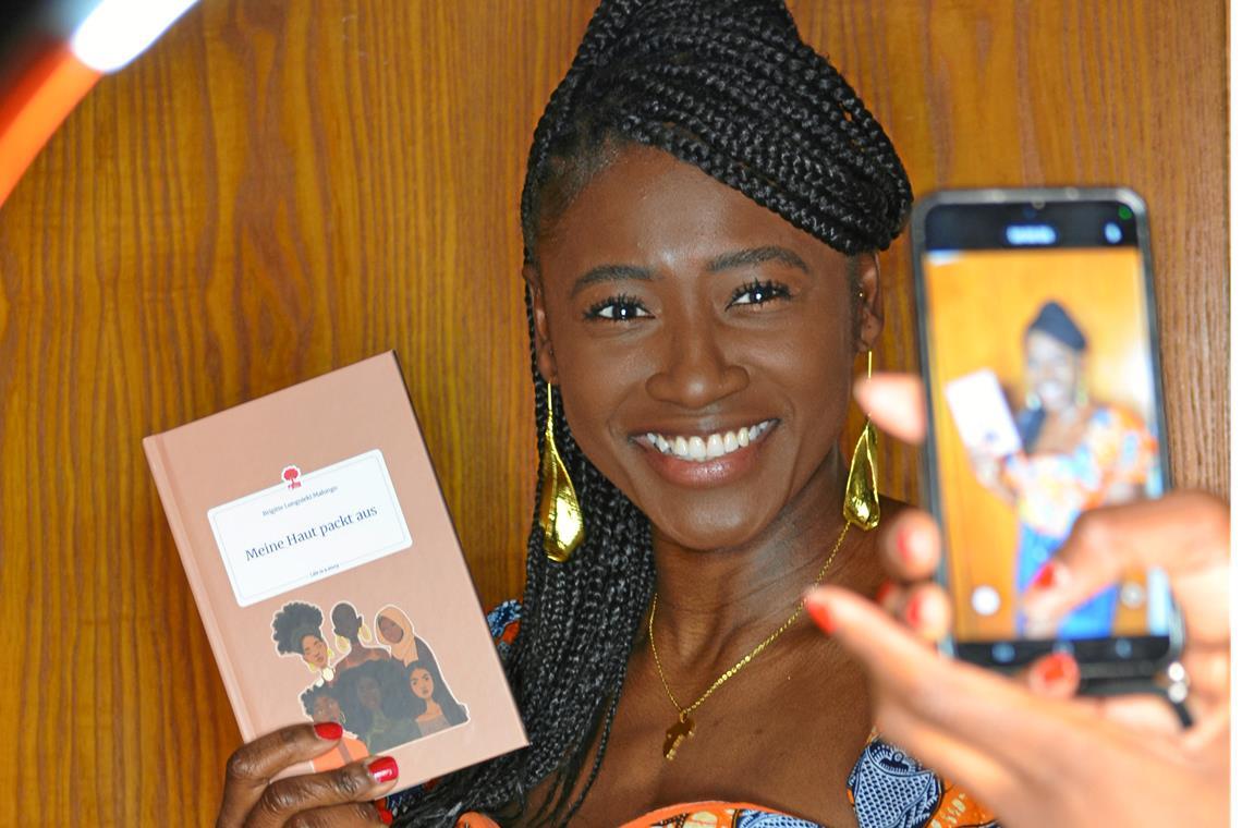 Interview mit Brigitte Malungo Brigitte Malungo präsentiert ihr neues Buch und möchte, dass dieses viele Menschenerreicht und die Aufmerksamkeit bekommt, die es verdient. Foto: privat