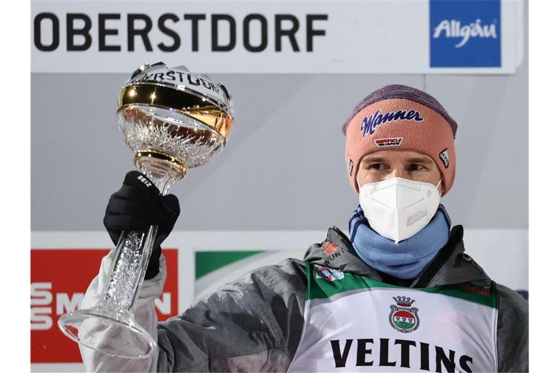 Bringt den deutschen Skispringern mit seinem Auftaktsieg in Oberstdorf Schwung: Karl Geiger. Foto: Daniel Karmann/dpa