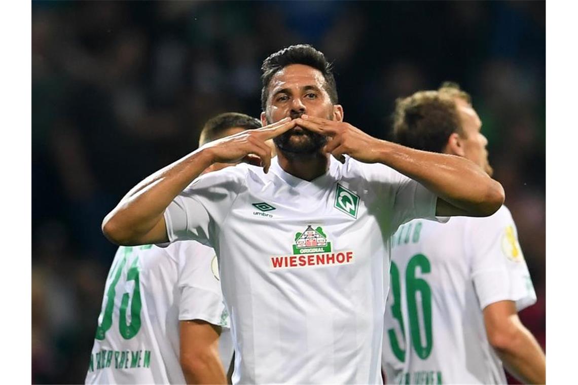 Bringt selbst die gegnerischen Fans zum Jubel: Werder-Legende Claudio Pizarro. Foto: Carmen Jaspersen