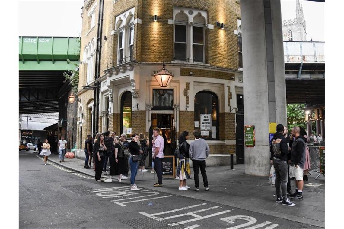 Briten lieben ihre Pubs. Ab Donnerstag müssen sie sich jedoch mit einer frühen Sperrstunde abfinden. Foto: Alberto Pezzali/AP/dpa