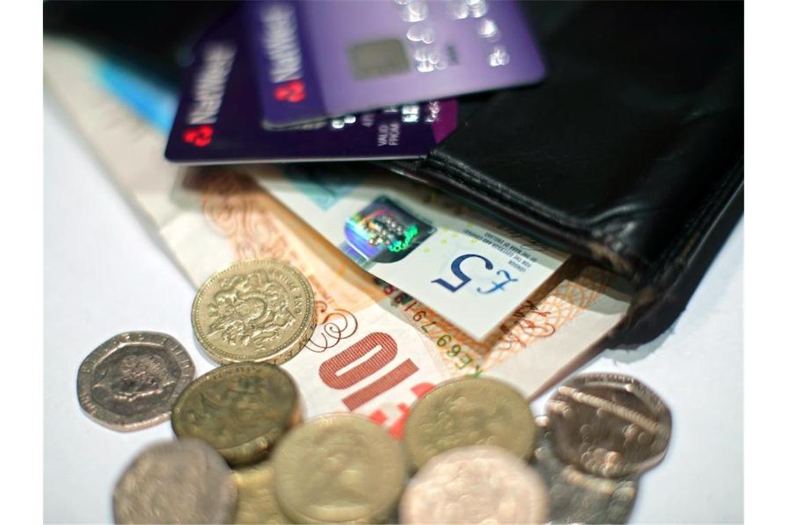 1200 Pfund mehr Kosten für britische Haushalte im neuen Jahr Britische Banknoten: Der deutliche Anstieg der Energiepreise könnte einkommensschwache Familien überproportional treffen. Foto: Yui Mok/PA/dpa
