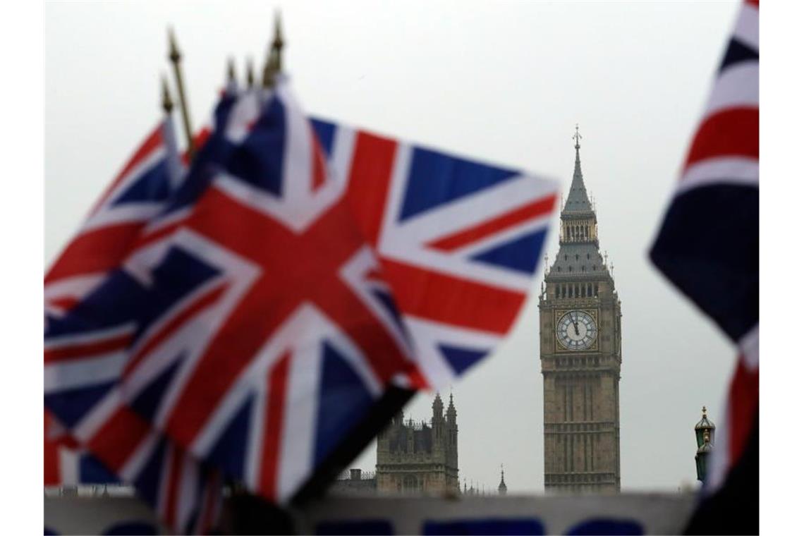 Britische Flaggen wehen in der Nähe des berühmten Uhrturms Big Ben. Vor Ablauf der letzten Frist für eine Entscheidung am Sonntag beraten die Unterhändler weiter über Brexit-Handelspakt. Foto: Matt Dunham/AP/dpa