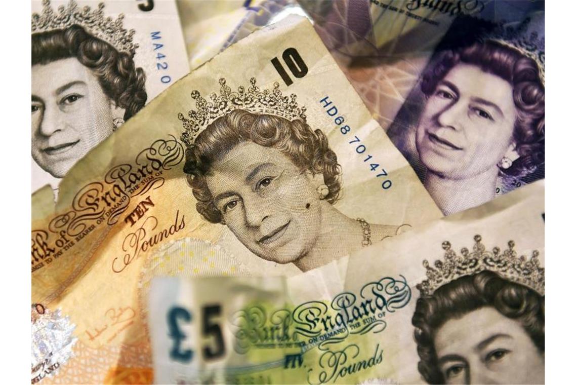 1200 Pfund mehr Kosten für britische Haushalte im neuen Jahr Britische Pfunde: Der deutliche Anstieg der Energiepreise könnte einkommensschwache Familien überproportional treffen. Foto: Andy Rain/EPA/dpa