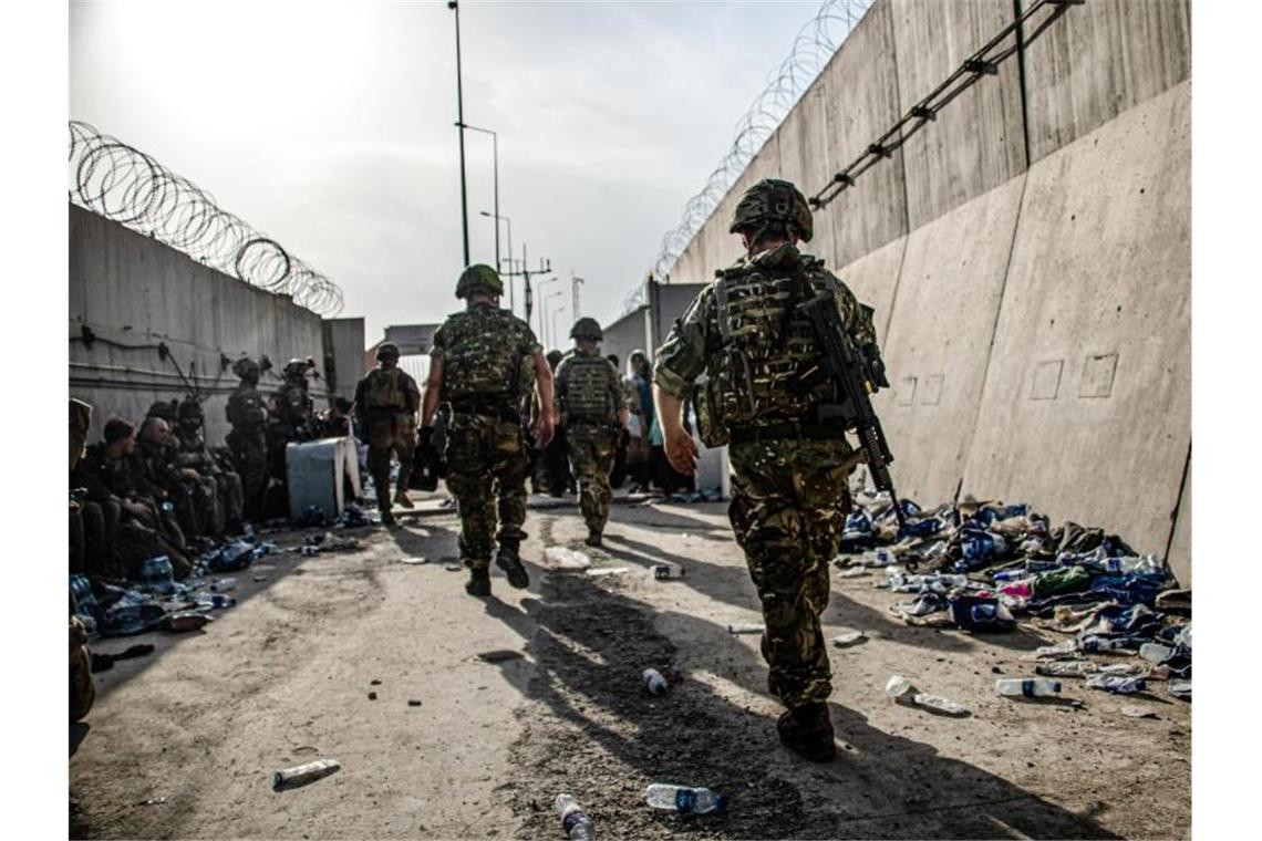 Bundeswehr warnt vor IS-Selbstmordattentätern in Kabul Britische Soldaten bei einer Patrouille am Flughafen von Kabul. Foto: Lphot Ben Shread/Mod/PA Media/dpa