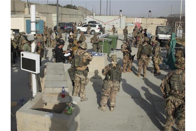 Britische und des US-amerikanische Soldaten bei der Evakuierung von Menschen aus Kabul. Foto: Uncredited/Ministry of Defence/dpa
