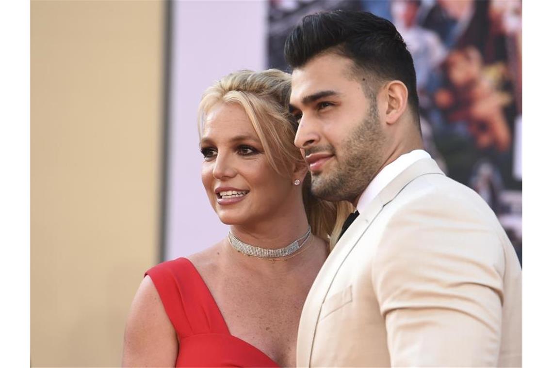 Verliebt, verlobt, bald frei? - Britney Spears sagt „Ja“ Britney Spears und Sam Asghari 2019 bei einer Filmpremiere in Los Angeles. Foto: Jordan Strauss/Invision via AP/dpa