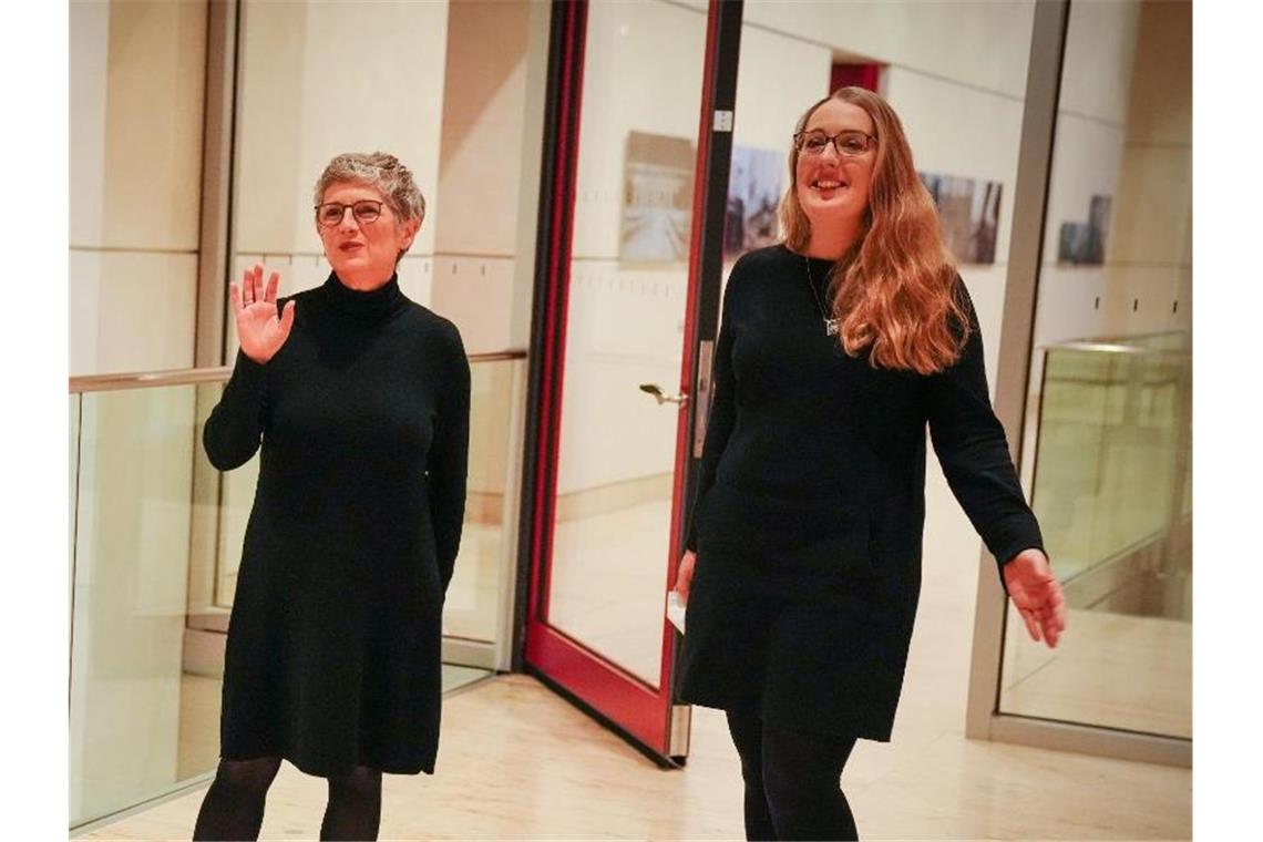 Britta Haßelmann (Mitte) und Katharina Dröge (rechts) zusammen mit Irene Mihalic (links). Haßelmann und Dröge sind neue Grünen-Fraktionsvorsitzende der Grünen. Foto: Kay Nietfeld/dpa