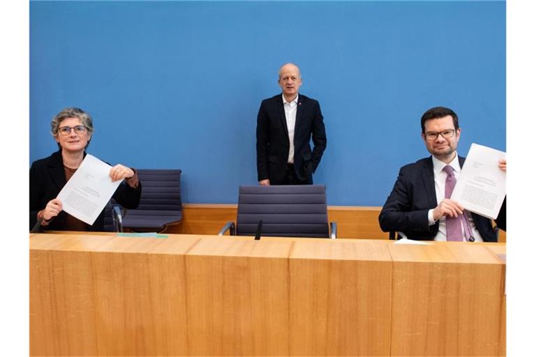 Britta Haßelmann von den Grünen, Friedrich Straetmann von der Linken und FDP-Politiker Marco Buschmann stellen die Normenkontrollklage von ihrer Parteien gegen die Wahlrechtsreform der Regierungskoalition vor. Foto: Bernd von Jutrczenka/dpa