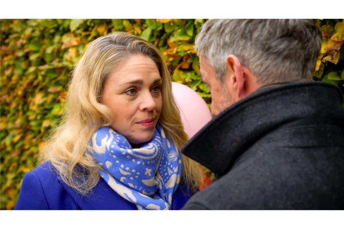Britta (Jelena Mitschke l.) plant Lillys Geburtstagsfeier auf Ben und Tinas Hof im Wendland. Doch ein plötzlicher Notruf ins Krankenhaus zwingt sie, die Verantwortung an Heiner (Renè Dumont r.) zu übergeben, der gerne für sie einspringt...