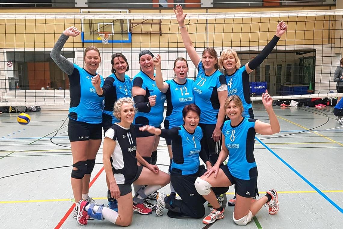 Britta Schweigmann, Ursel Bredow, Maren Neuenhaus, Barbara Dietz, Frauke Saß, Martina Hammer (hinten von links), Brita Krich-Gruschwitz, Birgit Sterzel und Iris Schneider (vorne von links) freuen sich über den doppelten Titelgewinn. Foto: privat