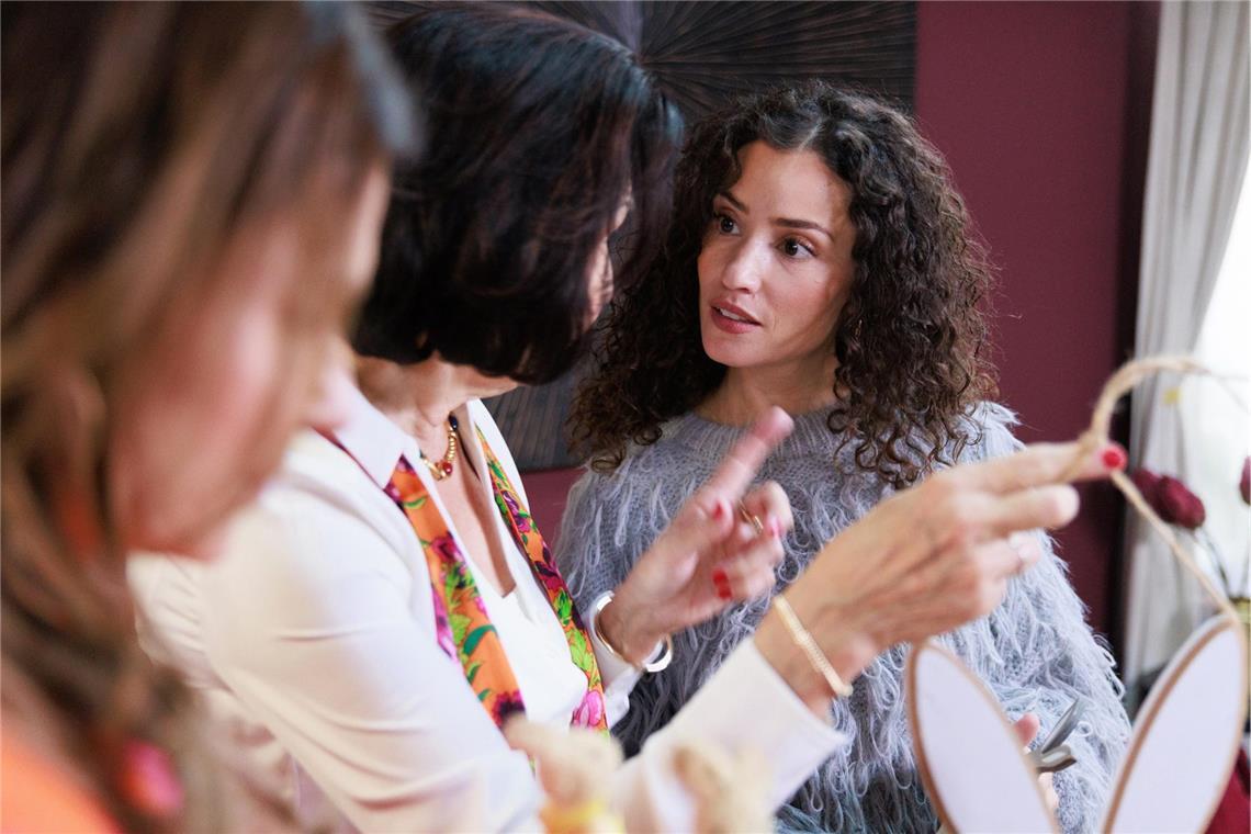 Britta (Tabea Heynig, l.) und Naomi (Nadine Menz, r.) ziehen beim „falschen“ Ostern für Jutta (Ewa Teilmans) gemeinsam an einem Strang.