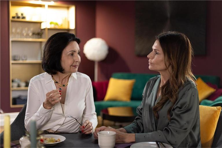 Britta (Tabea Heynig, r.) versöhnt sich mit Jutta (Ewa Teilmans) und fühlt sich ihr so nah wie seit Jahrzehnten nicht.